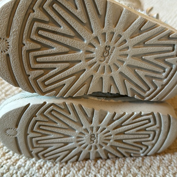 *RARE* UGG K BAILEY BOW HOLIDAY 1004797T winter white/silver size 8 toddler EUC - Picture 6 of 7